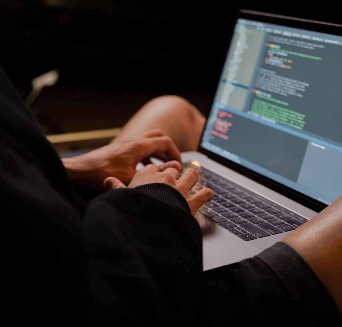 Γυναίκα κρατάει laptop